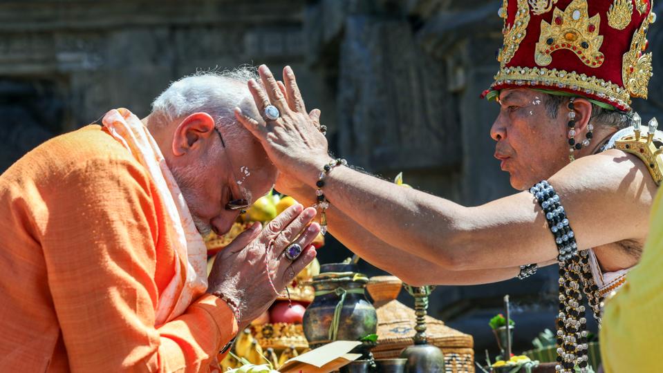 Prime Minister Narendra Modi takes blessings during his visit to the Prambanan Temple in Yogyakarta (DPR PMO)