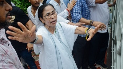 দলীয় তহবিলের অর্থ দিয়ে একটি বিমান ও একটি হেলিকপ্টার কেনা হয়েছিল। পরে সেই বিমান ও হেলিকপ্টার আবার ভাড়ায় ব্যবহার করেছে তৃণমূলই। (Aloke Dey) দলীয় তহবিলের অর্থ দিয়ে একটি বিমান ও একটি হেলিকপ্টার কেনা হয়েছিল। পরে সেই বিমান ও হেলিকপ্টার আবার ভাড়ায় ব্যবহার করেছে তৃণমূলই। (Aloke Dey)