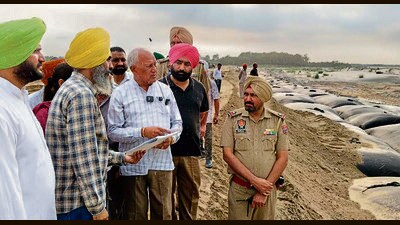 Cabinet Minister Barinder Kumar Goyal reviewed the construction work of Sutlej embankment at Sasrali Colony village in Ludhiana on Thursday. (HT PHOTO) Cabinet Minister Barinder Kumar Goyal reviewed the construction work of Sutlej embankment at Sasrali Colony village in Ludhiana on Thursday. (HT PHOTO)