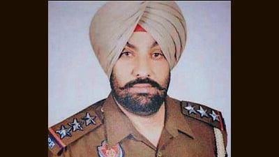 Nagra is accused of trying to extort $400,000 (approximately ₹3.81 crore) from a Los Angeles-based family by threatening to frame their relatives in Punjab for murder. (HT) Nagra is accused of trying to extort $400,000 (approximately ₹3.81 crore) from a Los Angeles-based family by threatening to frame their relatives in Punjab for murder. (HT)