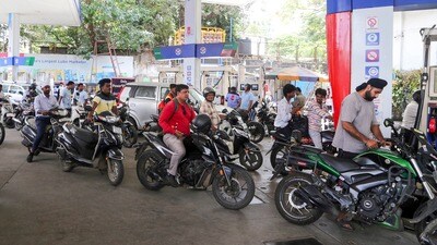 আন্তর্জাতিক বাজারে ব্রেন্ট ক্রুডের দাম আবার ব্যারেলপিছু ৮০ ডলারের কাছাকাছি পৌঁছে গিয়েছে। (PTI) আন্তর্জাতিক বাজারে ব্রেন্ট ক্রুডের দাম আবার ব্যারেলপিছু ৮০ ডলারের কাছাকাছি পৌঁছে গিয়েছে। (PTI)