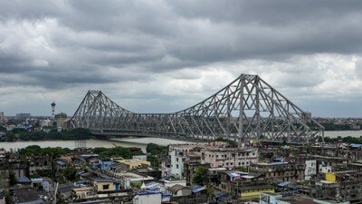 আগামী পাঁচ দিন রাজ্যের বিভিন্ন জেলায় বৃষ্টির দাপট জারি থাকবে বলে জানিয়েছে আলিপুর আবহাওয়া দপ্তর। (PTI) আগামী পাঁচ দিন রাজ্যের বিভিন্ন জেলায় বৃষ্টির দাপট জারি থাকবে বলে জানিয়েছে আলিপুর আবহাওয়া দপ্তর। (PTI)