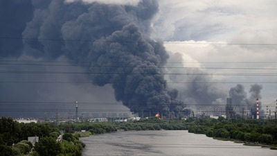 FILE PHOTO: Thick plumes of smoke with flames rise from an oil refinery following a Ukrainian drone attack in the course of Russia-Ukraine conflict, in Moscow, Russia, June 18, 2026, in this picture obtained from social media. SOCIAL MEDIA/via REUTERS  THIS IMAGE HAS BEEN SUPPLIED BY A THIRD PARTY./File Photo (SOCIAL MEDIA via REUTERS)