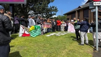 প্রতিবাদকারীদের দাবি, পাক অধিকৃত কাশ্মীরের এক হাজারেরও বেশি মানুষকে আটক করে জোর করে পাকিস্তানের বিভিন্ন এলাকায় নিয়ে যাওয়া হয়েছে। প্রতিবাদকারীদের দাবি, পাক অধিকৃত কাশ্মীরের এক হাজারেরও বেশি মানুষকে আটক করে জোর করে পাকিস্তানের বিভিন্ন এলাকায় নিয়ে যাওয়া হয়েছে।