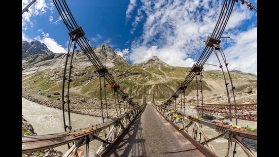 A bridge over the Chenab in Himachal Pradesh (Shutterstock)
