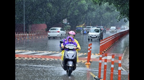 As per IMD classification, rain between 15.6 mm and 64.4 mm in 24 hours is categorised as moderate, while 64.5 mm to 115.5 mm is classified as heavy rainfall. (Ravi Kumar/HT)