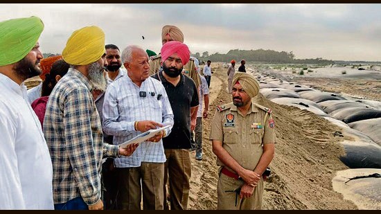 Cabinet Minister Barinder Kumar Goyal reviewed the construction work of Sutlej embankment at Sasrali Colony village in Ludhiana on Thursday. (HT PHOTO)
