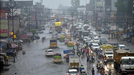 In Ghaziabad, heavy waterlogging persisted on major roads near Lal Kuan, Ambedkar Road, Delhi-Meerut Expressway, National Highway – 9. (Sakib Ali/HT Photo)