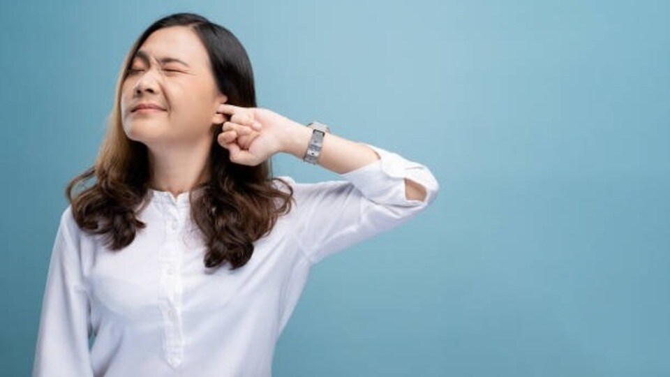 <p>నెలల తరబడి మండే ఎండల తర్వాత వర్షాలు మొదలయ్యాయి. వర్షాకాలం రాకతో చల్లని గాలులు అన్నిచోట్లా వీచడం మెుదలైంది. వర్షాకాలం రాకతో గాలిలో తేమ పెరుగుతుంది. ఈ కాలం మండే ఎండల నుండి ఉపశమనం కలిగించినప్పటికీ, ఇది చాలా మందిని ఇబ్బంది పెడుతుంది.</p>