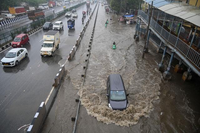 Fresh showers caused waterlogging on several roads as traffic police continued rerouting vehicles through SPR and Dwarka Expressway. (Parveen Kumar/HT)