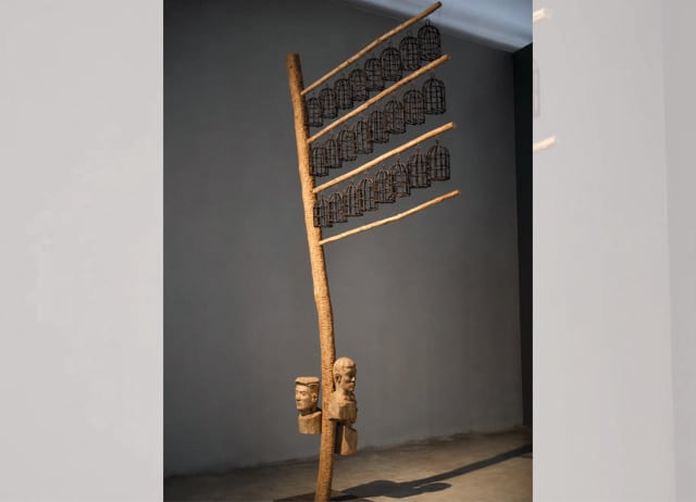 In his sculptures, the artist painstakingly depicts uncomfortable social realities. In his sculptures, the artist painstakingly depicts uncomfortable social realities.