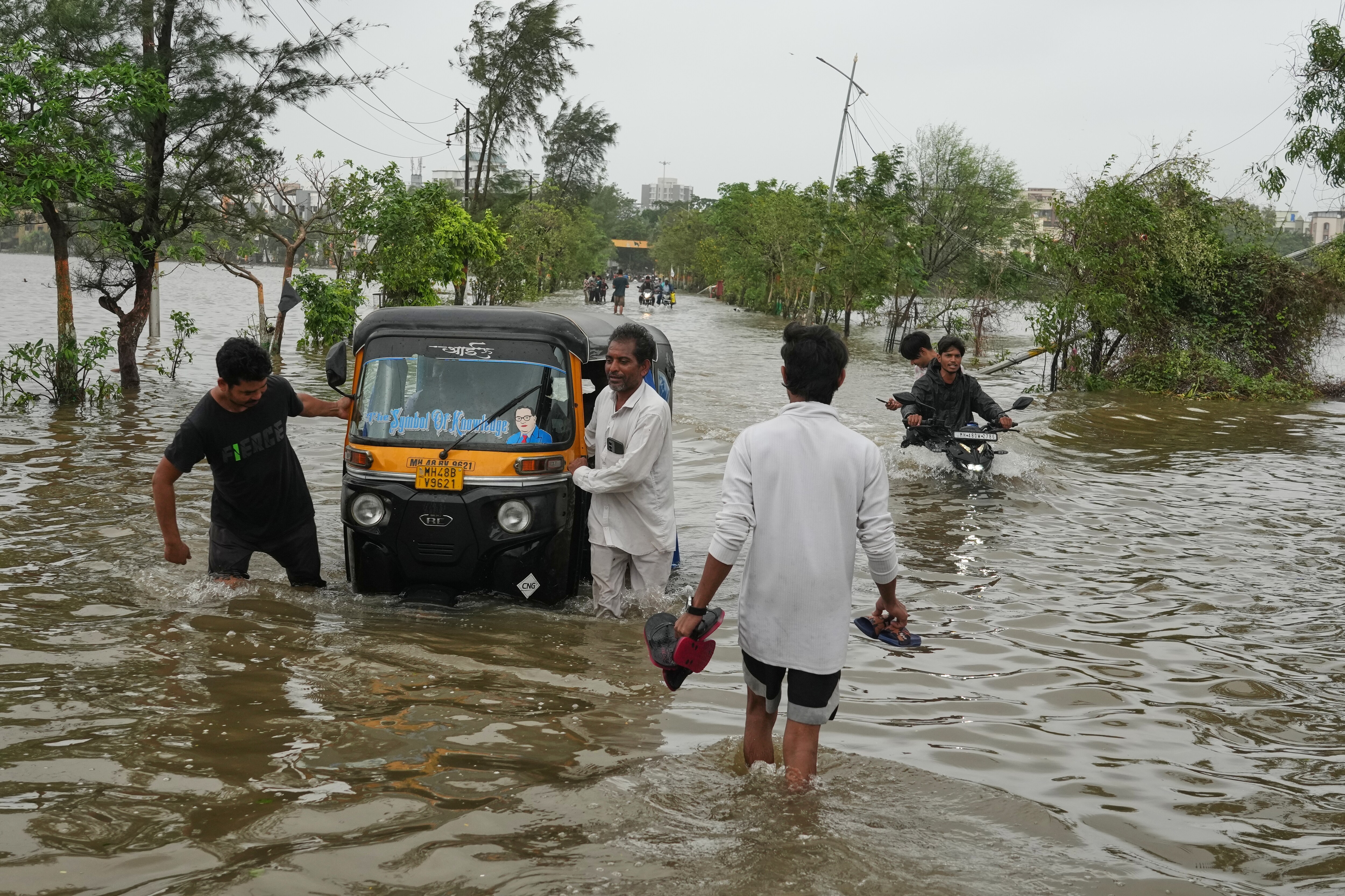 ముంబై శివారు ప్రాంతంలో ఇలా.. (AP Photo/Rafiq Maqbool) ముంబై శివారు ప్రాంతంలో ఇలా.. (AP Photo/Rafiq Maqbool)