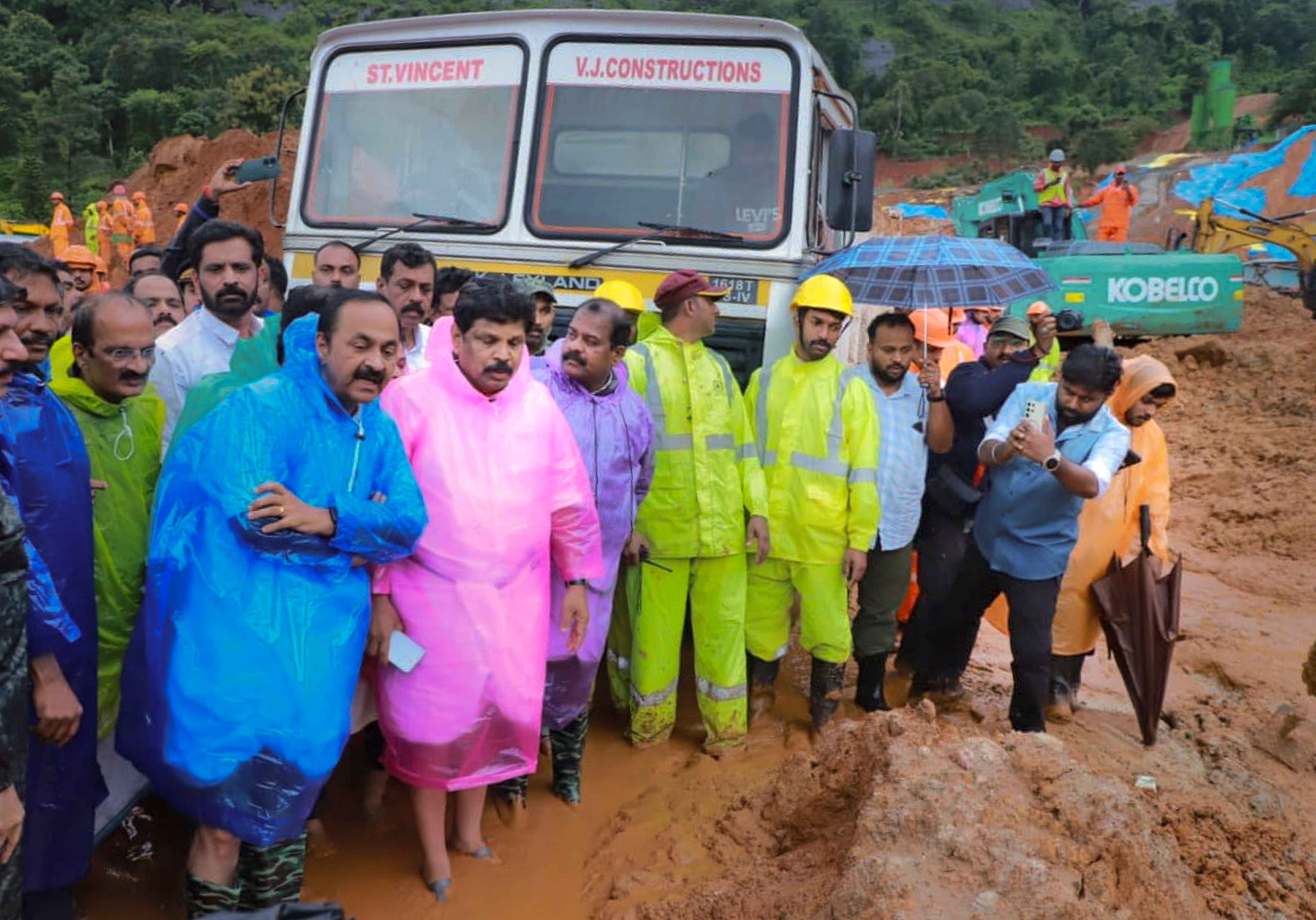 వయనాడ్లో సీఎం పర్యటన.. (HT_PRINT) వయనాడ్లో సీఎం పర్యటన.. (HT_PRINT)