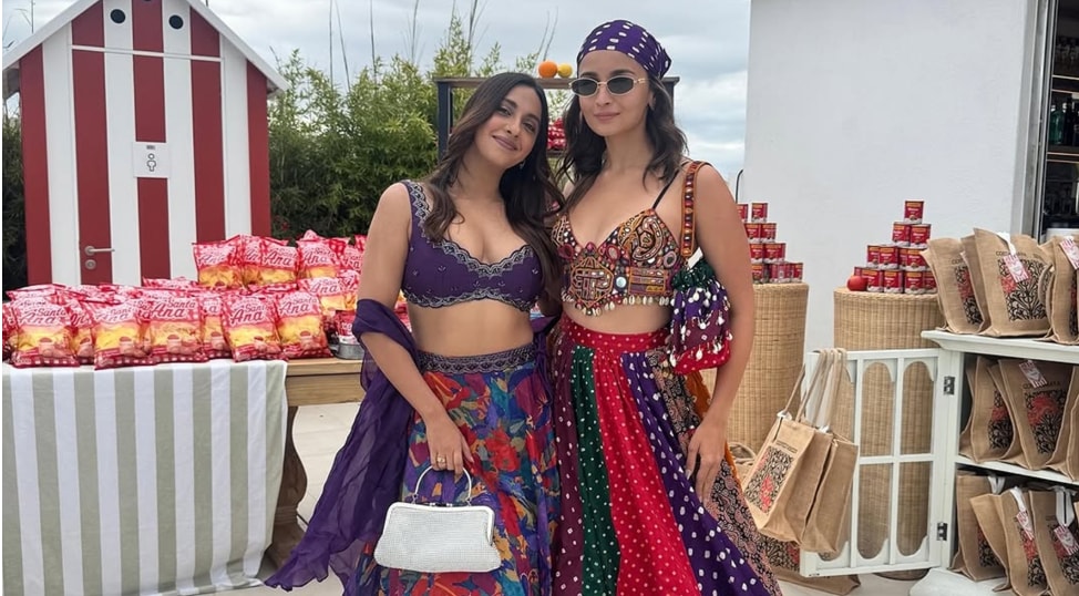 Alia Bhatt styled a bandhani printed purple bandana with lehenga. (Instagram) Alia Bhatt styled a bandhani printed purple bandana with lehenga. (Instagram)