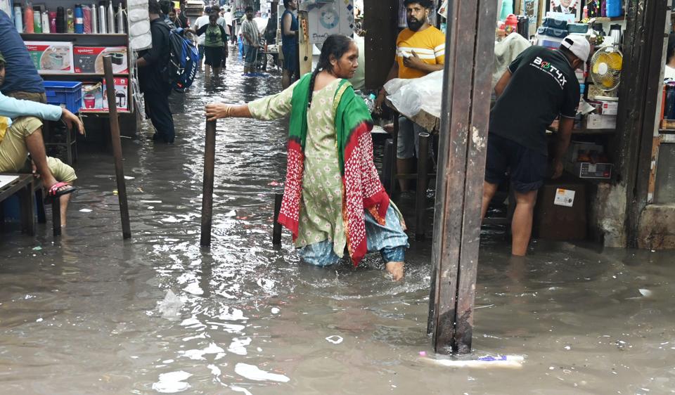 దిల్లీలోని ఓ ప్రాంతంలో పరిస్థితి ఇలా.. (HT_PRINT) దిల్లీలోని ఓ ప్రాంతంలో పరిస్థితి ఇలా.. (HT_PRINT)
