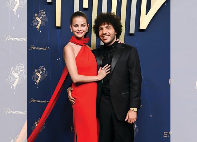 Selena Gomez towers over Benny Blanco. (GETTY IMAGES) Selena Gomez towers over Benny Blanco. (GETTY IMAGES)