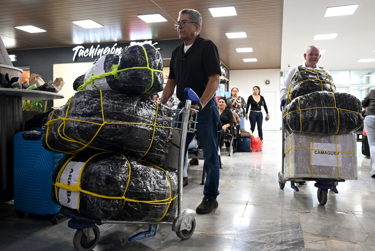 Cuban doctors leaving Honduras earlier this year.