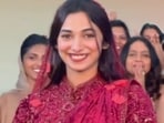 Harsha Pathu chose to completely abstain from jewellery for her bridal look. 