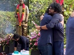 Akhil Nagarjuna: నాగార్జున కాళ్లపై పడి వెక్కి వెక్కి ఏడ్చిన అఖిల్.. తండ్రిని గట్టిగా హగ్ చేసుకొని ఎమోషనల్.. వీడియో