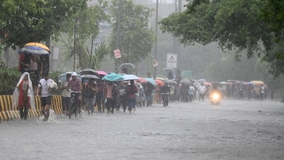 Commuters wade through a waterlogged road following heavy rains in Delhi NCR. (Sunil Ghosh/ HT Photo) Commuters wade through a waterlogged road following heavy rains in Delhi NCR. (Sunil Ghosh/ HT Photo)