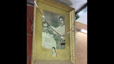 A framed black-and-white photo shows the nattily dressed founder, the late Bhagwan Das, cutting the hair of a suited customer. (HT Photo) A framed black-and-white photo shows the nattily dressed founder, the late Bhagwan Das, cutting the hair of a suited customer. (HT Photo)