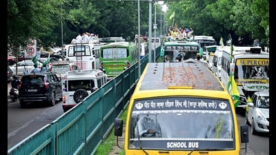 A long queue of buses carrying farmers heads towards Matka Chowk in Chandigarh on Friday. (Ravi Kumar/HT) A long queue of buses carrying farmers heads towards Matka Chowk in Chandigarh on Friday. (Ravi Kumar/HT)