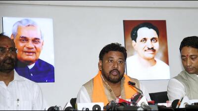 Bharatiya Janata Party (BJP) Bankipur assembly by-election candidate Abhishek Kumar Sinha Bunty addressing a brief press conference on withdrawing his nomination from the race at BJP office in Patna (HT Photo/Santosh Kumar) Bharatiya Janata Party (BJP) Bankipur assembly by-election candidate Abhishek Kumar Sinha Bunty addressing a brief press conference on withdrawing his nomination from the race at BJP office in Patna (HT Photo/Santosh Kumar)