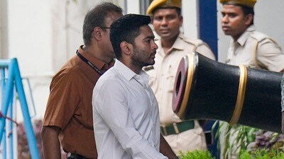 আদালতে জানানো হয়, আগামী ১৫ জুলাই বিধাননগর আদালতে গিয়ে কণ্ঠস্বরের নমুনা দেবেন অভিষেক। (PTI) আদালতে জানানো হয়, আগামী ১৫ জুলাই বিধাননগর আদালতে গিয়ে কণ্ঠস্বরের নমুনা দেবেন অভিষেক। (PTI)