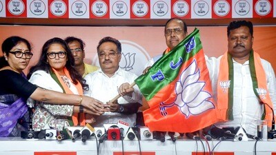 বিজেপির কেন্দ্রীয় নেতৃত্ব আনুষ্ঠানিক বিজ্ঞপ্তি জারি করে জানিয়ে দেয়, পশ্চিমবঙ্গ থেকে রাজ্যসভার শূন্য তিনটি আসনে এই তিন নেতাকেই প্রার্থী করা হচ্ছে। (Handout ) বিজেপির কেন্দ্রীয় নেতৃত্ব আনুষ্ঠানিক বিজ্ঞপ্তি জারি করে জানিয়ে দেয়, পশ্চিমবঙ্গ থেকে রাজ্যসভার শূন্য তিনটি আসনে এই তিন নেতাকেই প্রার্থী করা হচ্ছে। (Handout )
