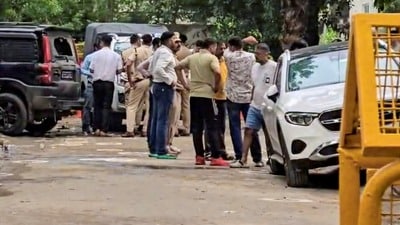 প্রায় ৬০ রাউন্ড গুলি চলার পর পুলিশের অভিযানে নিহত হয় চার দুষ্কৃতী। (PTI) প্রায় ৬০ রাউন্ড গুলি চলার পর পুলিশের অভিযানে নিহত হয় চার দুষ্কৃতী। (PTI)