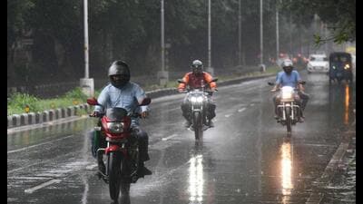 The IMD defines it as heavy rain when in a twenty four hour period between 64.5 to 115.5 mm rain is recorded. (Keshav Singh/HT)
