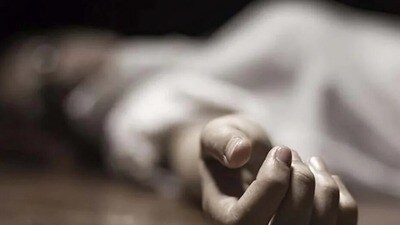 বনগাঁ মহকুমার গোপীনাথপুর এলাকায় নাবালিকার মৃত্যুকে কেন্দ্র করে ব্যাপক উত্তেজনা ছড়াল। বনগাঁ মহকুমার গোপীনাথপুর এলাকায় নাবালিকার মৃত্যুকে কেন্দ্র করে ব্যাপক উত্তেজনা ছড়াল।