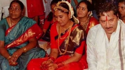 టాలీవుడ్ ‘సోగ్గాడు’ శోభన్ బాబు భార్య శాంత కుమారి కన్నుమూత.. లైమ్లైట్కు దూరంగా.. కోట్ల సామ్రాజ్యం! టాలీవుడ్ ‘సోగ్గాడు’ శోభన్ బాబు భార్య శాంత కుమారి కన్నుమూత.. లైమ్లైట్కు దూరంగా.. కోట్ల సామ్రాజ్యం!
