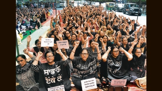 Anganwadi workers protesting outside the mini-secretariat in Ludhiana on Friday. (HT PHOTO)