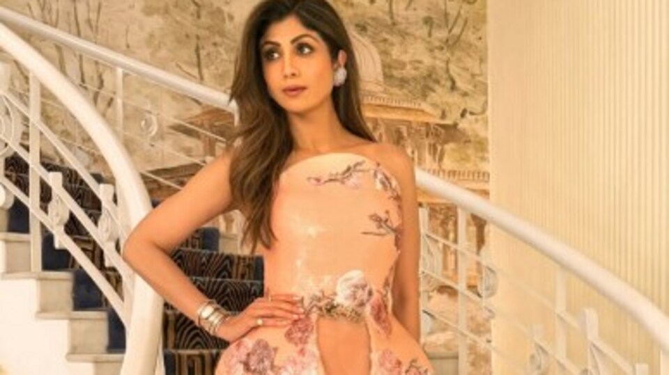 <p>శిల్పా శెట్టి తన ఫిట్ నెస్ కు ఎక్కువ ఇంపార్టెన్స్ ఇస్తుంది. యోగా చేస్తుంది. అందుకే సన్నని సైజ్ జీరో నడుమును మెయింటైన్ చేస్తోంది. </p>(instagram-Shilpa Shetty Kundra)