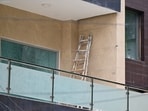 Bullet marks seen on the house of the businessman where the suspects fired shots on Thursday(HT/ Parveen Kumar)
