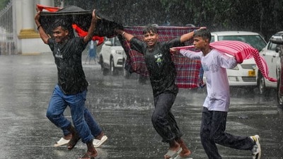 আজ উত্তরবঙ্গ ভাসবে। আর দক্ষিণবঙ্গের পাঁচটি জেলায় ভারী বৃষ্টির সতর্কতা জারি করা হয়েছে। (ফাইল ছবি, সৌজন্যে পিটিআই) আজ উত্তরবঙ্গ ভাসবে। আর দক্ষিণবঙ্গের পাঁচটি জেলায় ভারী বৃষ্টির সতর্কতা জারি করা হয়েছে। (ফাইল ছবি, সৌজন্যে পিটিআই)