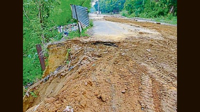 The stretch that gave way in Shaheed Bhagat Singh Nagar area, Ludhiana, on Saturday. (HT PHOTO)