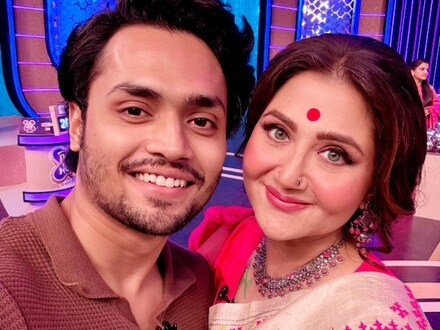 ‘সোনা বাবাটা আমার…’, দিদি নম্বর ১-এর মঞ্চে স্বস্তিকার ‘ছেলে’, মা-কে বিশেষ উপহার!
