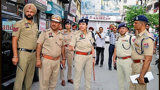 Khanna SSP Darpan Ahluwalia along with other officials during the operation on Saturday. (HT PHOTO)