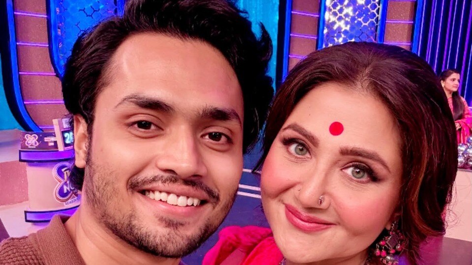 ‘সোনা বাবাটা আমার…’, দিদি নম্বর ১-এর মঞ্চে স্বস্তিকার ‘ছেলে’, মা-কে বিশেষ উপহার!