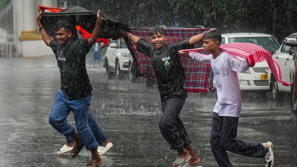 আজ উত্তরবঙ্গ ভাসবে। আর দক্ষিণবঙ্গের পাঁচটি জেলায় ভারী বৃষ্টির সতর্কতা জারি করা হয়েছে। (ফাইল ছবি, সৌজন্যে পিটিআই)