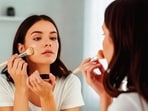 According to experts, prolonged occlusion combined with sweat, humidity and inadequate cleansing can trigger acne, folliculitis and dullness. 