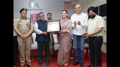 (From left) Superintendent of Amritsar Central Jail Rajiv Arora, governor Gulab Chand Kataria, regional chair of PHDCCI Himani Arora, Punjab chair of PHDCCI Karan Gilhotra and Amritsar convener of PHDCCI Jaideep Singh during the launch of ‘Project Udaan’ in Amritsar on Sunday. (HT Photo)