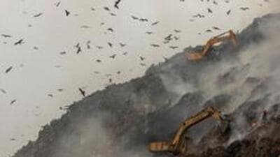 Flames continue to smoulder from time to time at the Ghazipur landfill site. (Archive)