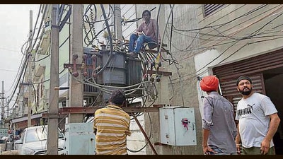 Linemen repairing a transformer in Ludhiana. (HT File) Linemen repairing a transformer in Ludhiana. (HT File)