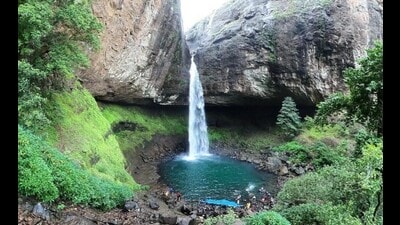 Pune'dan iki kişi yasak bölgeye girdikten sonra Devkund şelalesinde boğuldu