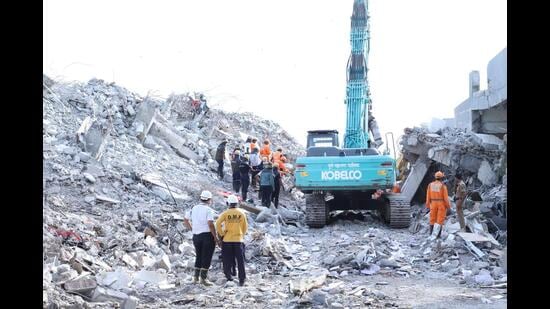 Chairing a meeting of senior civic officials on Saturday, Suryawanshi directed the administration to immediately complete the process of disbursing compensation to the deceased’s next of kin. (HT)