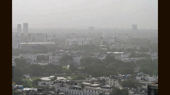 Delhi recorded an overall air quality index of 261, with the worst at Anand Vihar at AQI of 449 (severe). (Arvind Yadav/HT Photo)