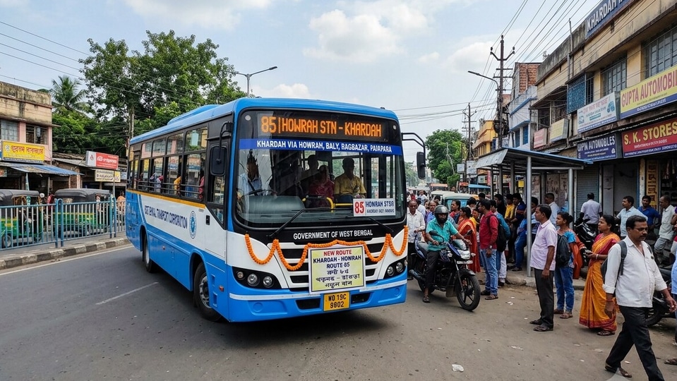 একটি নয়া বাস চালু করল পশ্চিমবঙ্গ পরিবহণ নিগম। ফিরিয়ে আনল দুটি পুরনো রুট। (ছবিটি প্রতীকী, সৌজন্যে ন্যানো ব্যানানা দিয়ে তৈরি)